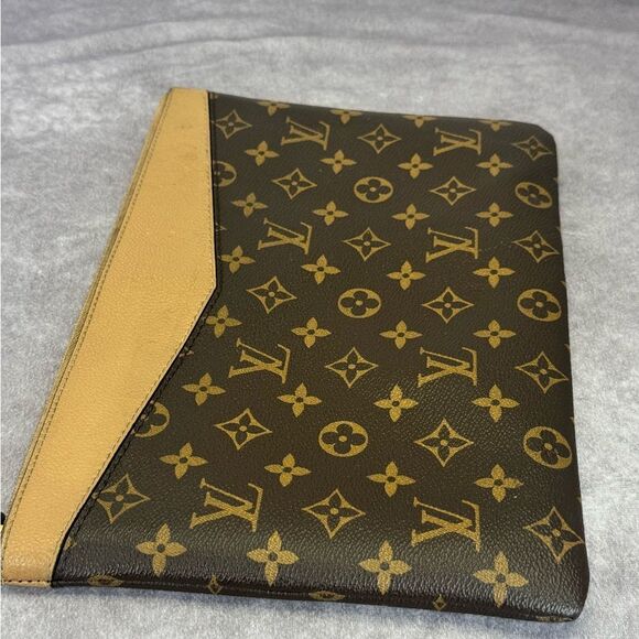 Louis Vuitton Daily Monogram Canvas Large Clutch Pouch - Picture 5 of 13